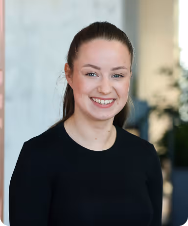 Lachende vrouwelijke NieuweStroom-collega.