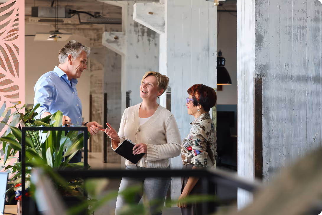 3 NieuweStroom-collega's in het kantoor van NieuweStroom.